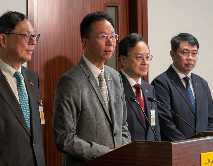 左起:中大校董會副主席陳德霖、中大校董會主席查逸超、中大校長及中大醫院董事會主席盧煜明、中大醫院行政總裁鍾健禮。 左起:中大校董會副主席陳德霖、中大校董會主席查逸超、中大校長及中大醫院董事會主席盧煜明、中大醫院行政總裁鍾健禮。