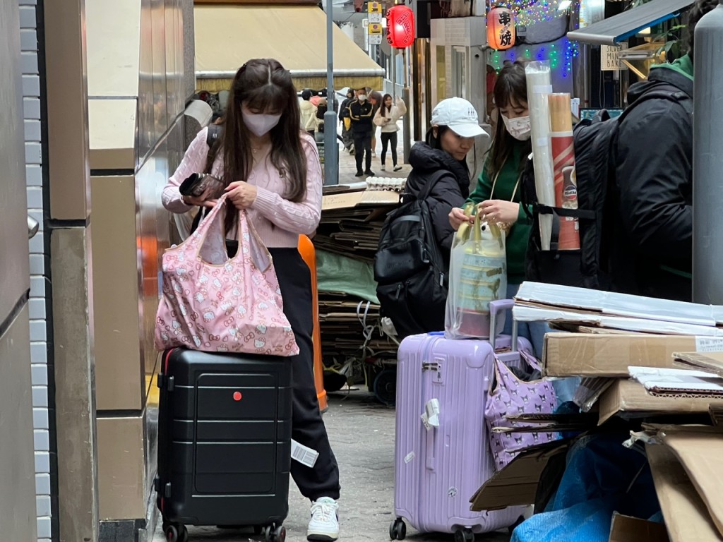 有遊客拖着旅行喼前來購買。曹露尹攝