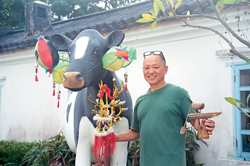 本地扎作艺术家吴江干，善用竹、禾草、泥土和钢线为材料扎成各类作品。