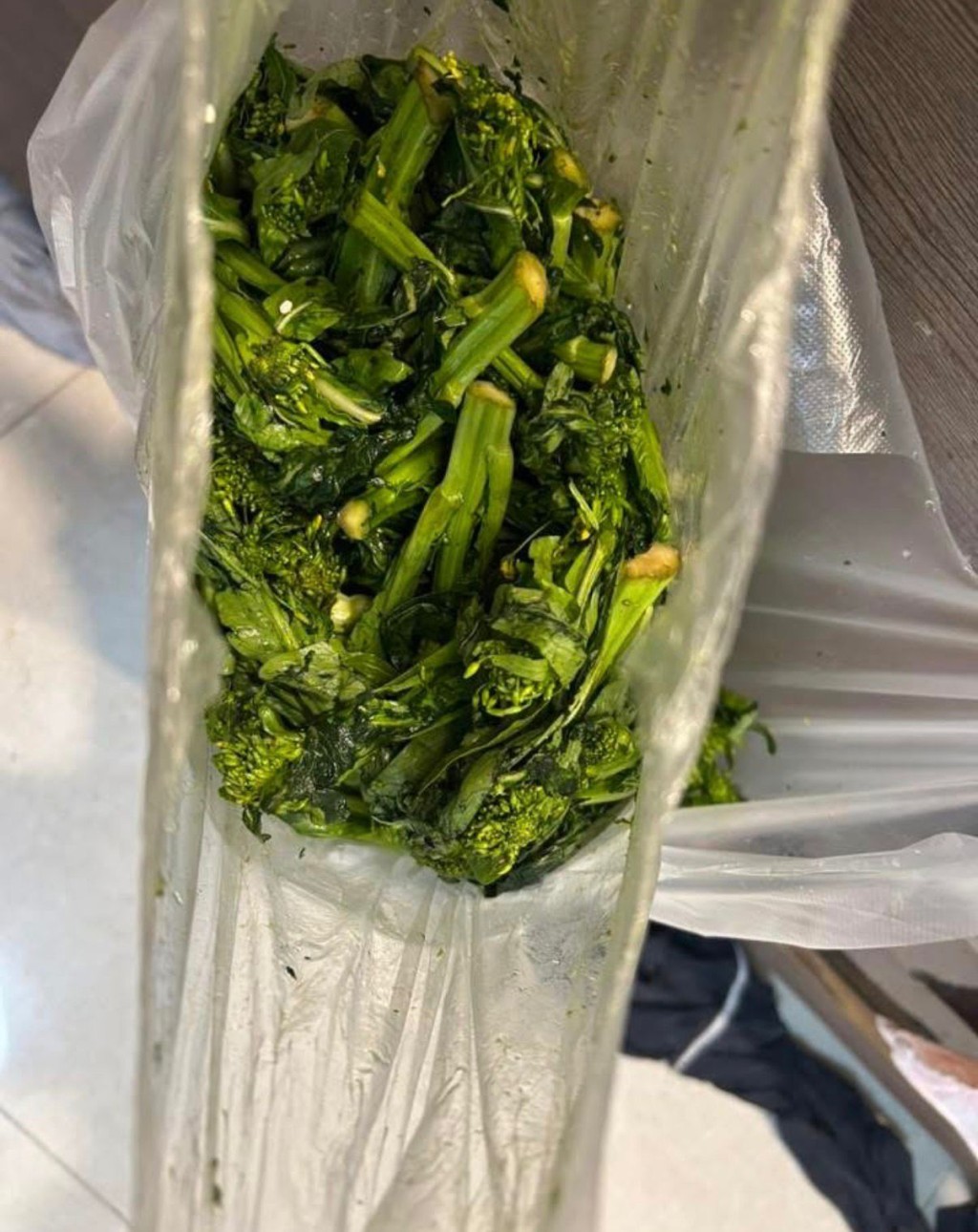 事主買到的菜已經變黃、看似是菜頭菜尾。