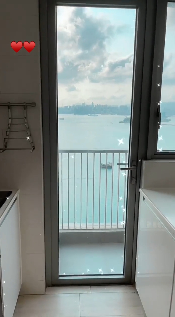 新屋廚房同樣向海，更設有小露台。