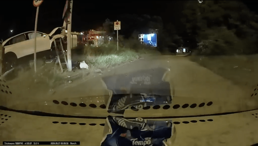 屯門公路私家車疑失控撞路牌鐵欄　30歲司機擦傷送院。Facebook 車cam L（香港群組）影片截圖