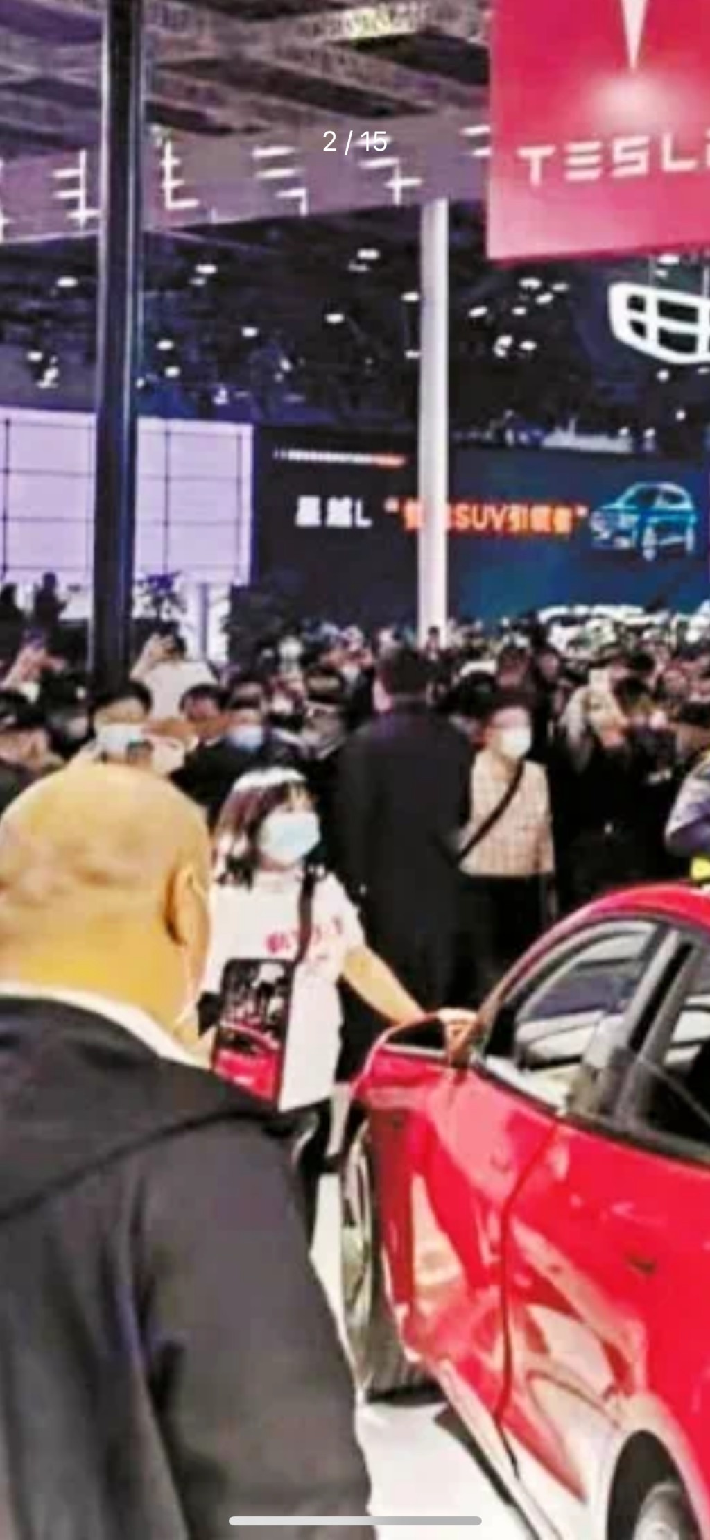 2021年李女士身穿「剎車失靈」上衣大鬧上海車展特斯拉展台。