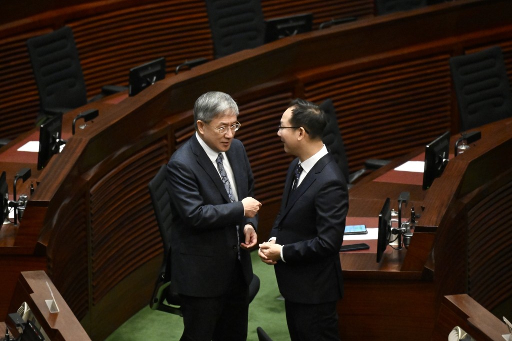 政務司副司長卓永興與民建聯陳學鋒交談。
