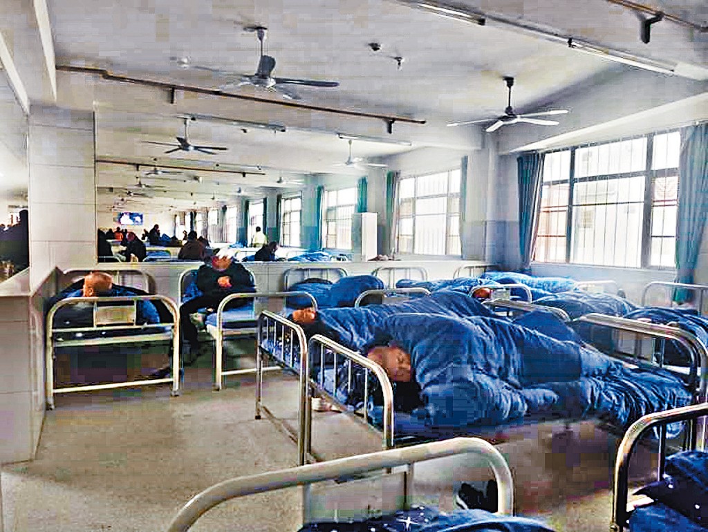 在宜昌夷陵康寧精神病醫院，一個科室就住了160餘人。