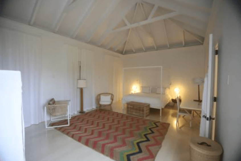 美國眾議院監察委員會的民主黨議員周三罕有公開14份從未曝光的影像與照片，內容來自愛潑斯坦位於美屬維京群島的小聖詹姆斯島（Little St. James）住所內部情景。法新社