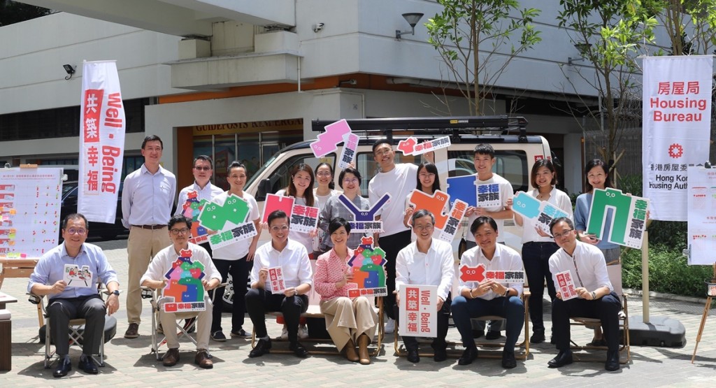 何永賢與房屋局及房署職員到深水埗海達邨,參加「幸福號」啟航活動。何永賢facebook圖片
