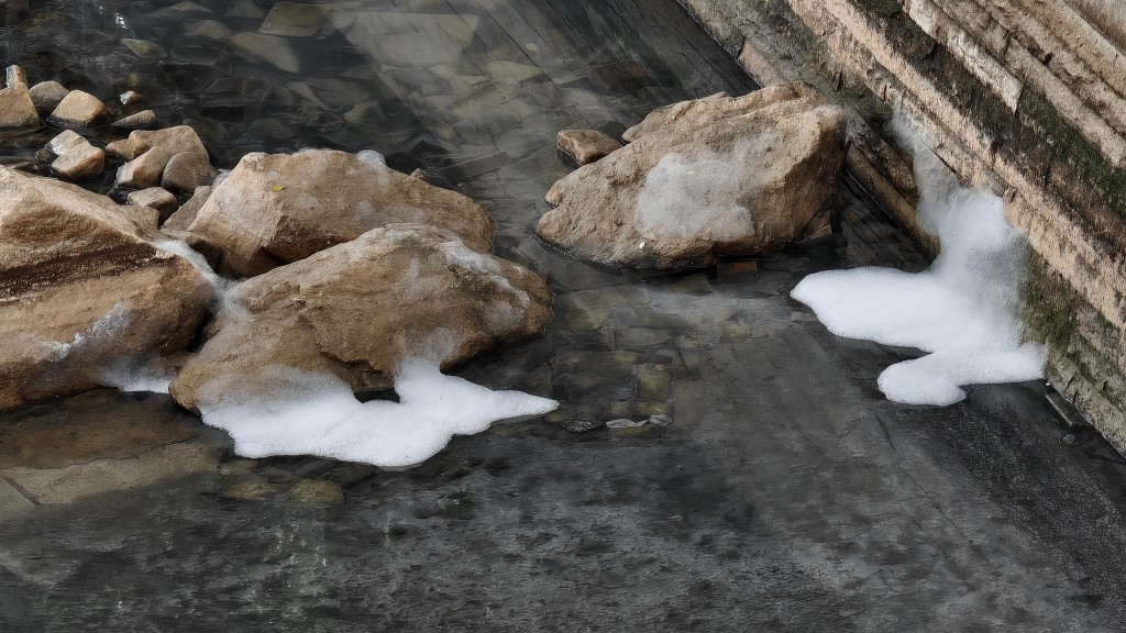 僅餘少量泡沫留在石罅中。黃文威攝 僅餘少量泡沫留在石罅中。黃文威攝