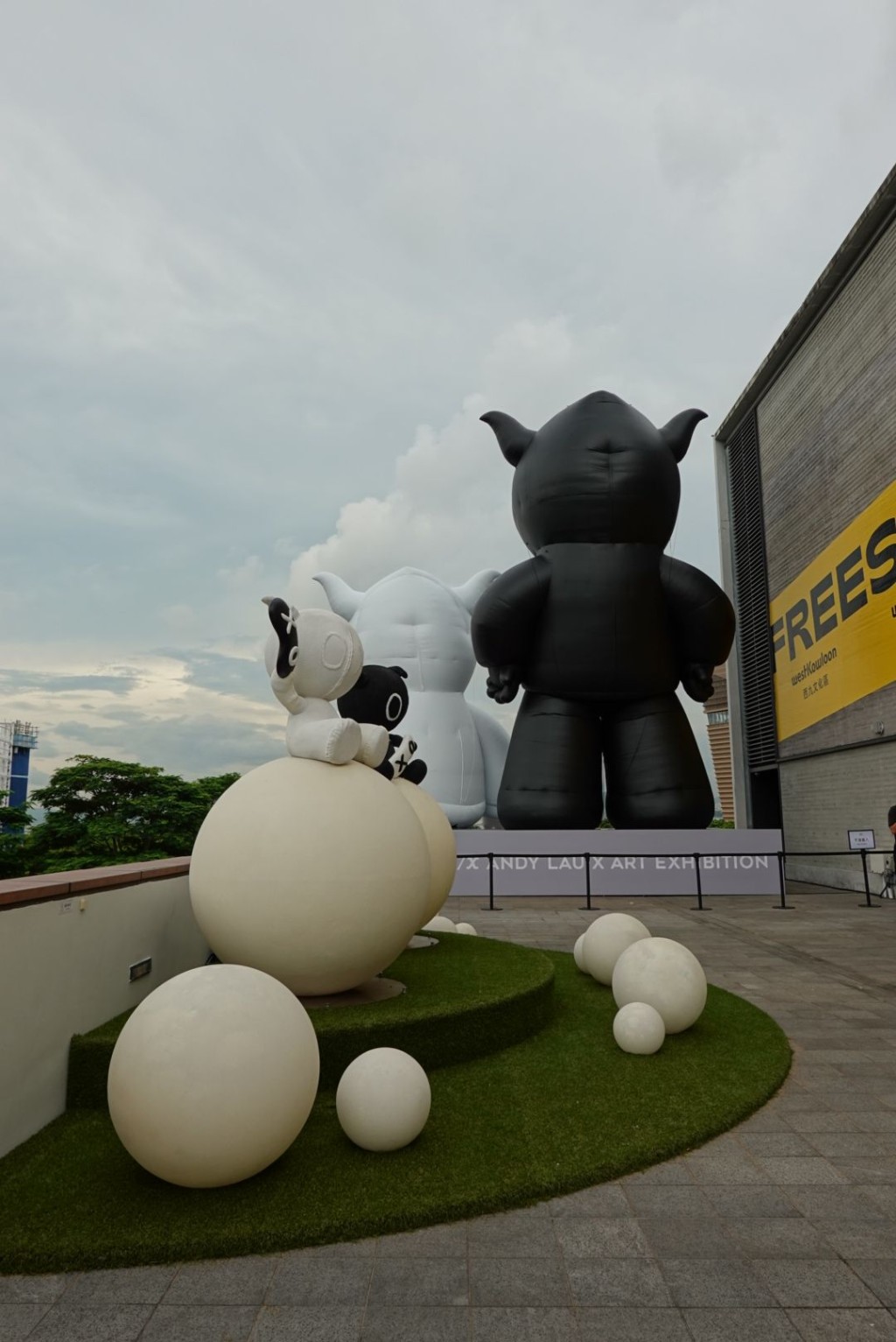 劉德華展覽｜Andox&Box代表劉德華與母親的感情，大型小牛樹立在freespace位置。