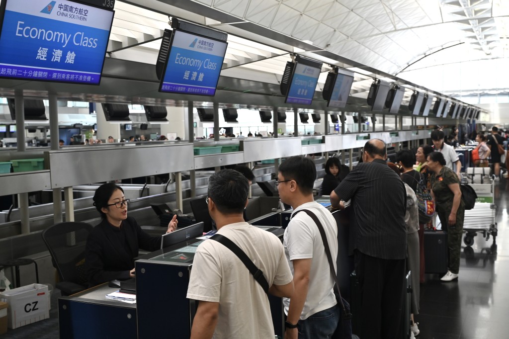 从香港飞往乌鲁木齐的直航航班几乎全是香港旅行团游客。锺健华摄