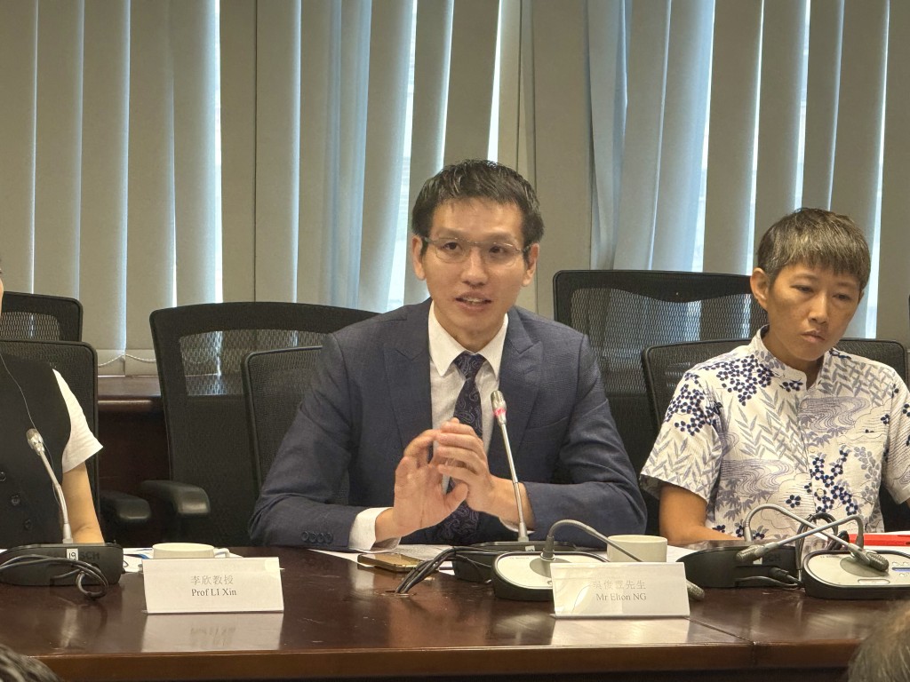 委員會成員吳俊霆(中)建議可透過民間組織加強推廣。何姵妤攝