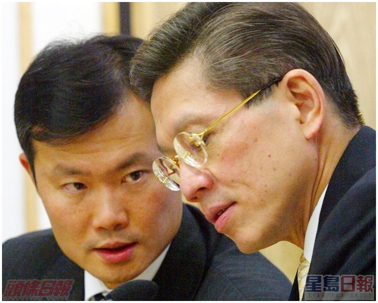 楊永強（右）出席記者會，交代醫護感染情況。資料圖片