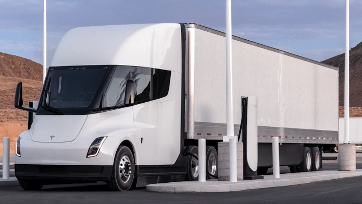 Tesla電動拖頭Semi將是首款支援V4 Supercharger的車款。