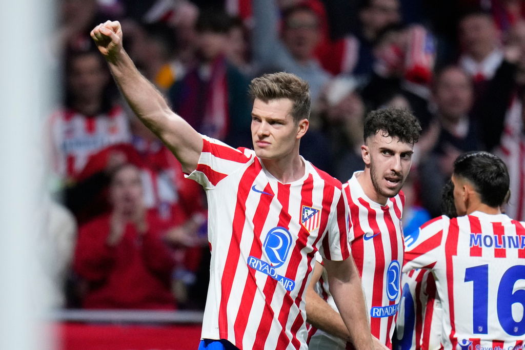 阿历山大索洛夫戴帽。美联社