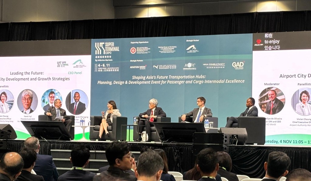 機管局行政總裁張李佳蕙(左二)。 機管局行政總裁張李佳蕙(左二)。