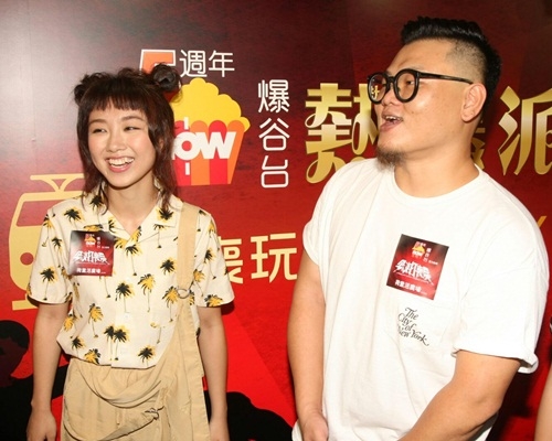 顏卓靈同白只大方公然拍拖。