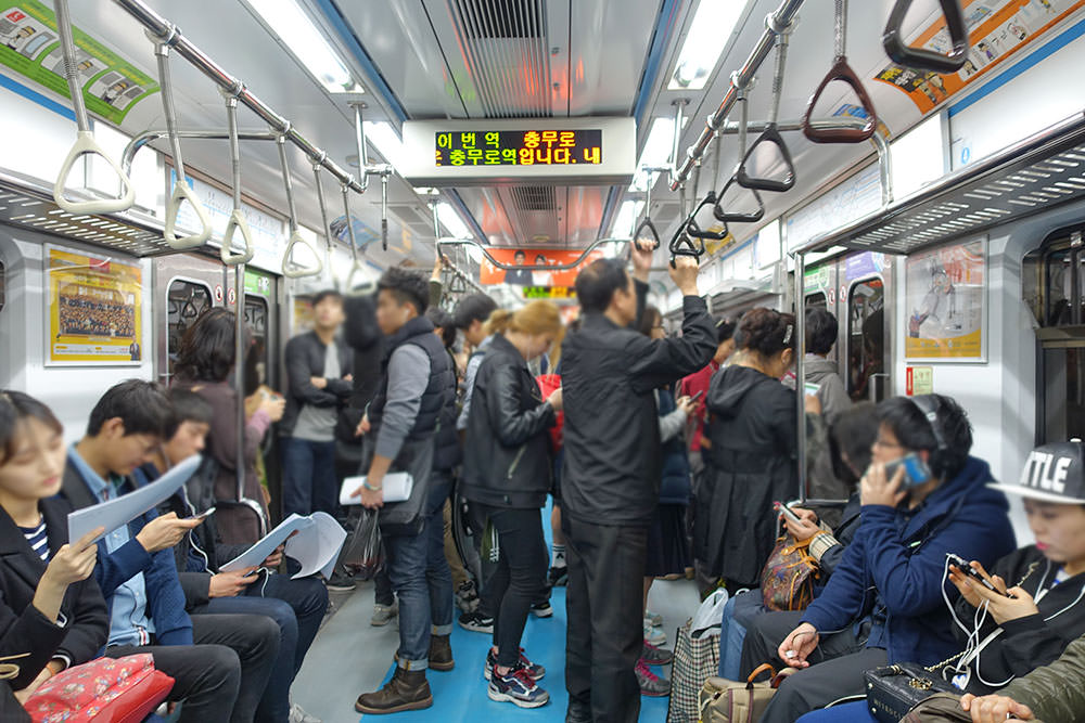 首爾地鐵在上下班繁忙時段，都會湧現大批人潮。網上圖片