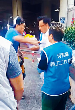 凶徒狂刺何君尧左胸。