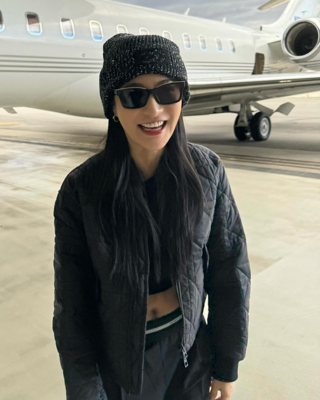 林夏薇穿上Dior Macrocannage飞机褛、戴Chanel冷帽及黑超。