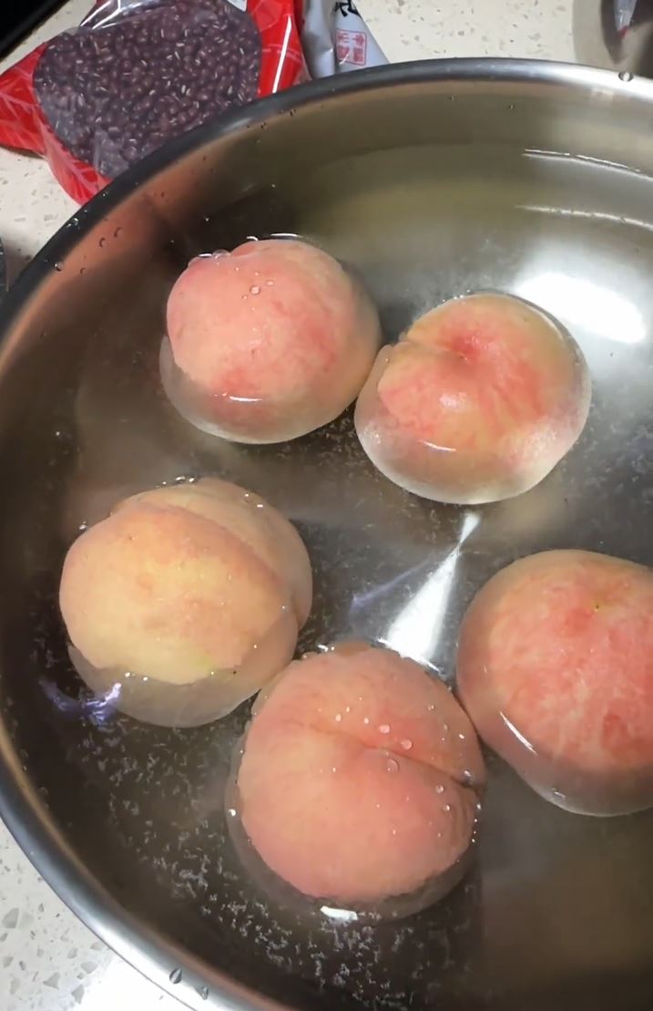有東北婦人學煲廣東湯時，錯把五指毛桃，當作五隻毛桃，鬧出笑話。