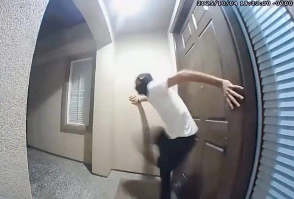 背對大門做好準備姿勢。 Elk Grove Police Department