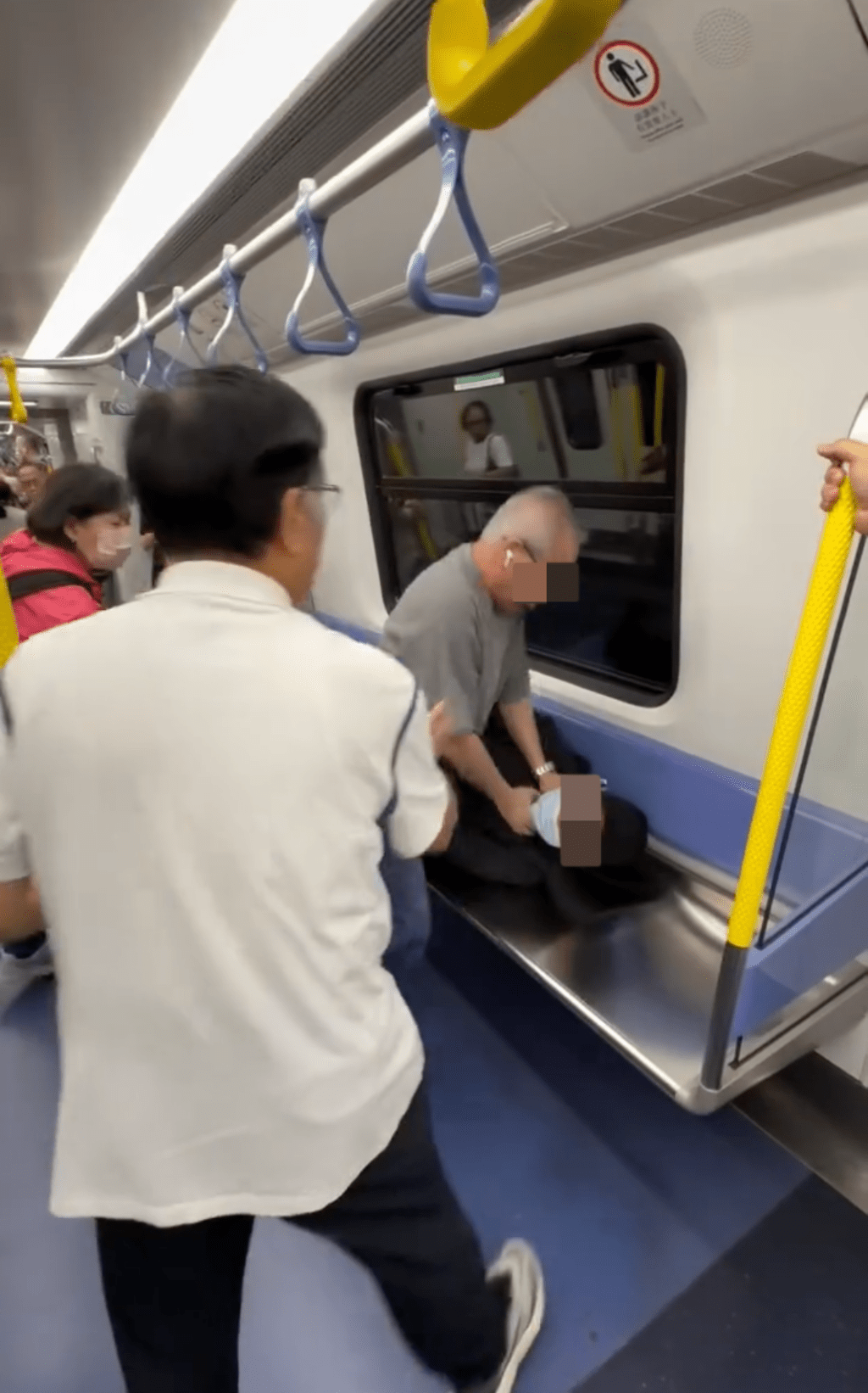 灰衫男將Cap帽男壓在座位上。Facebook 車cam L(香港群組)影片截圖 灰衫男將Cap帽男壓在座位上。Facebook 車cam L(香港群組)影片截圖