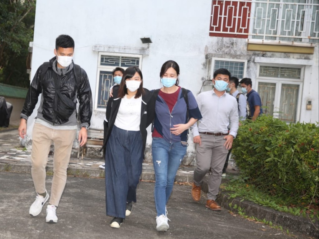 何忻諾今日被警員押解返回住所搜查。
