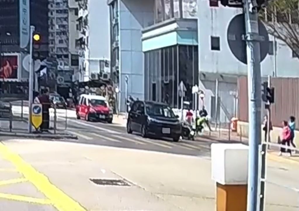 鐵騎和警員倒地。fb車cam L（香港群組）影片截圖