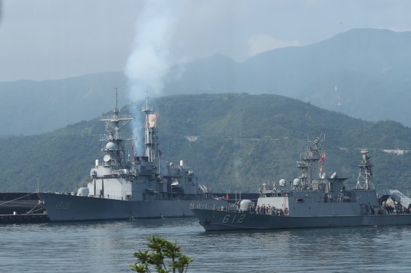 蔡英文在海軍蘇澳基地,視導海軍防衛與應變能力。