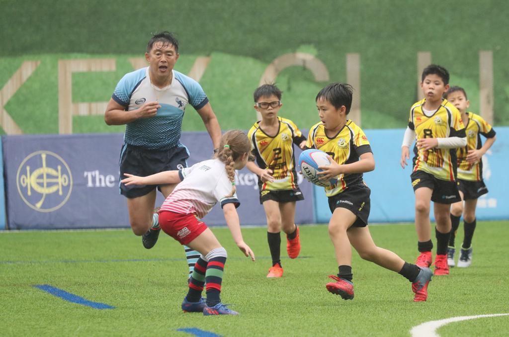 參加「賽馬會小型欖球表演賽」的青年球員在南華會-賽馬會運動場獻技。馬會供圖