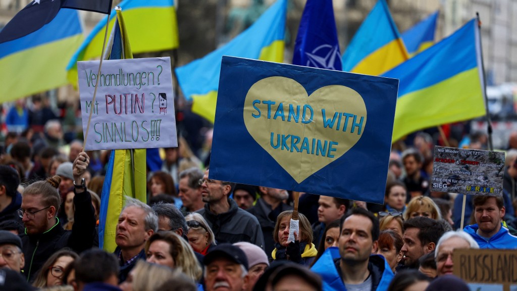 慕尼克安全會議舉行期間，民眾在慕尼克遊行，對烏克蘭表示支持。 路透社