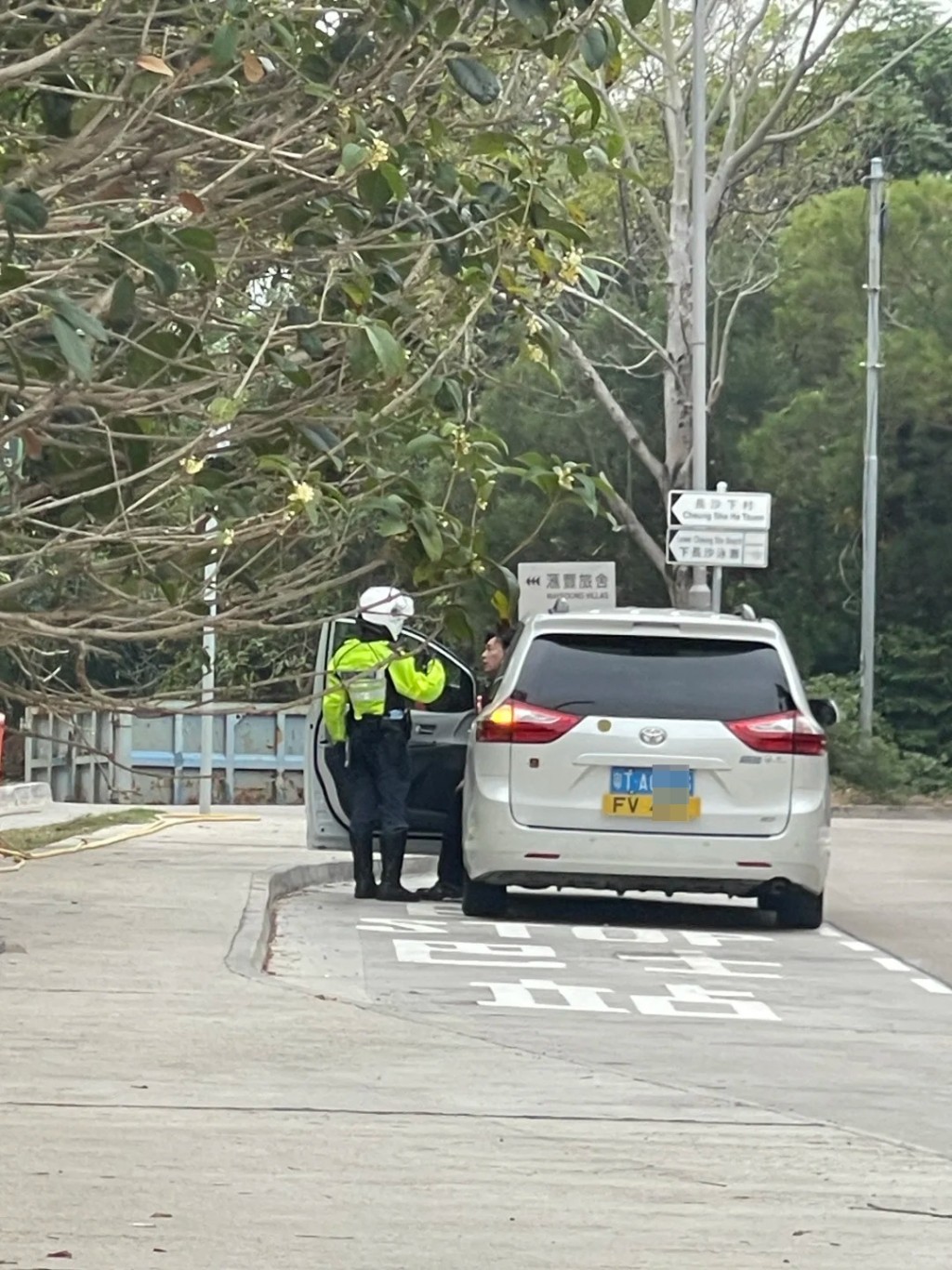 不少南下的粵車都有「黑玻璃」。