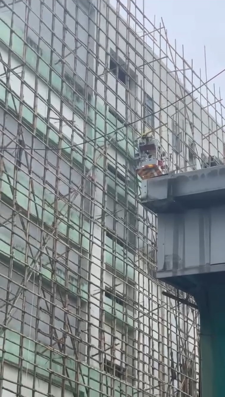 一名男子從5樓爬出棚架獲救。