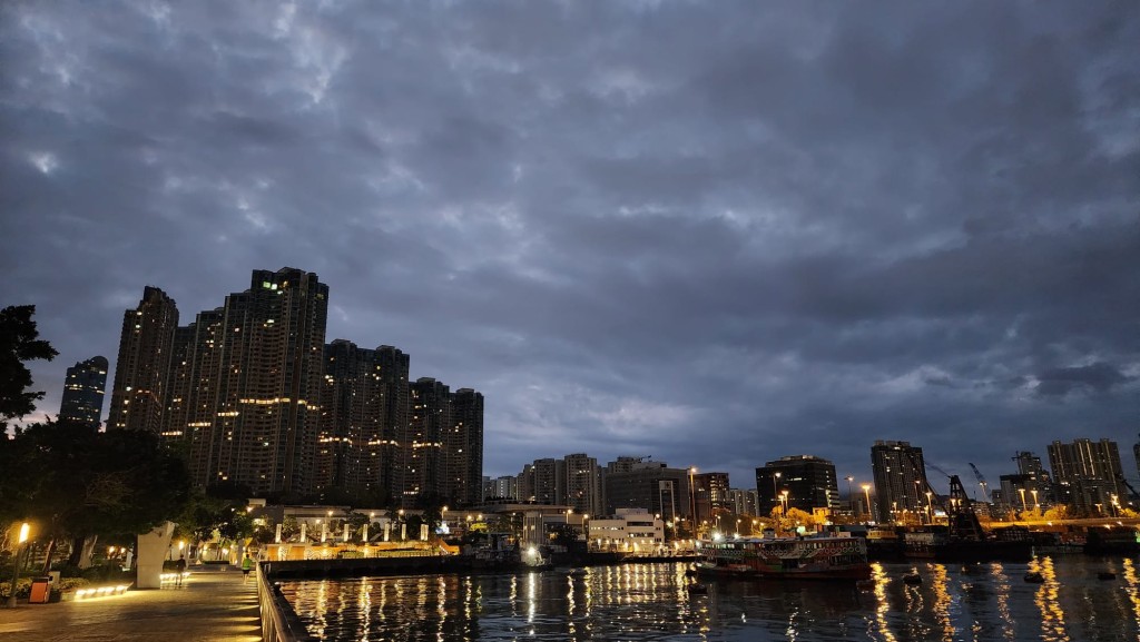 日間短暫時間有陽光，最高氣溫約21度。黎志偉攝