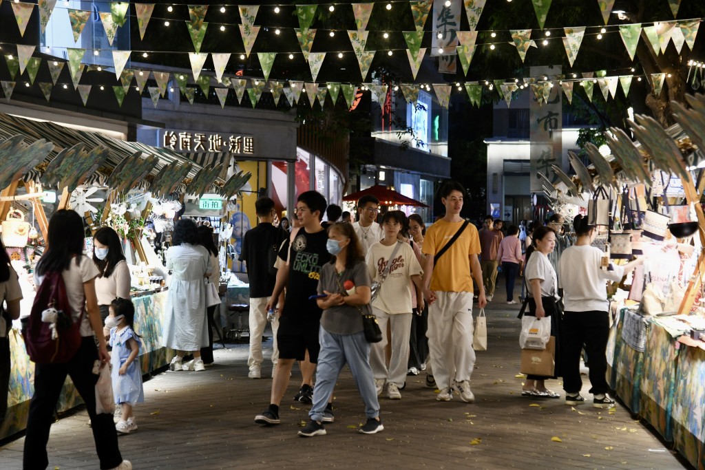 夜晚更加热闹！（图：何健勇摄）