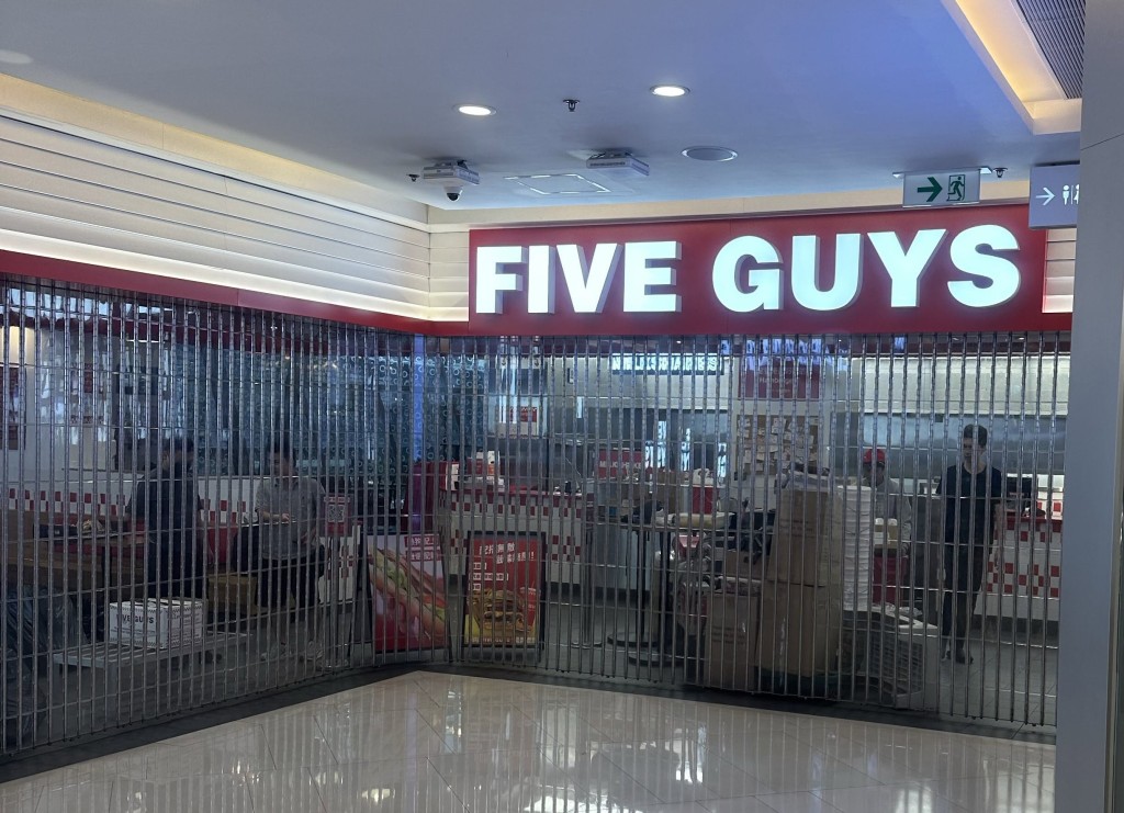 網民直擊Five Guys荃灣店落閘清場 網民直擊Five Guys荃灣店落閘清場