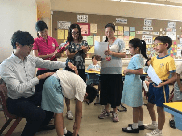 Dr Matthew建議家長定期帶子女進行脊骨檢查,坊間亦有如兒童脊科基金會等的機構,為十六歲以下學童提供免費脊骨檢查。 Dr Matthew建議家長定期帶子女進行脊骨檢查,坊間亦有如兒童脊科基金會等的機構,為十六歲以下學童提供免費脊骨檢查。