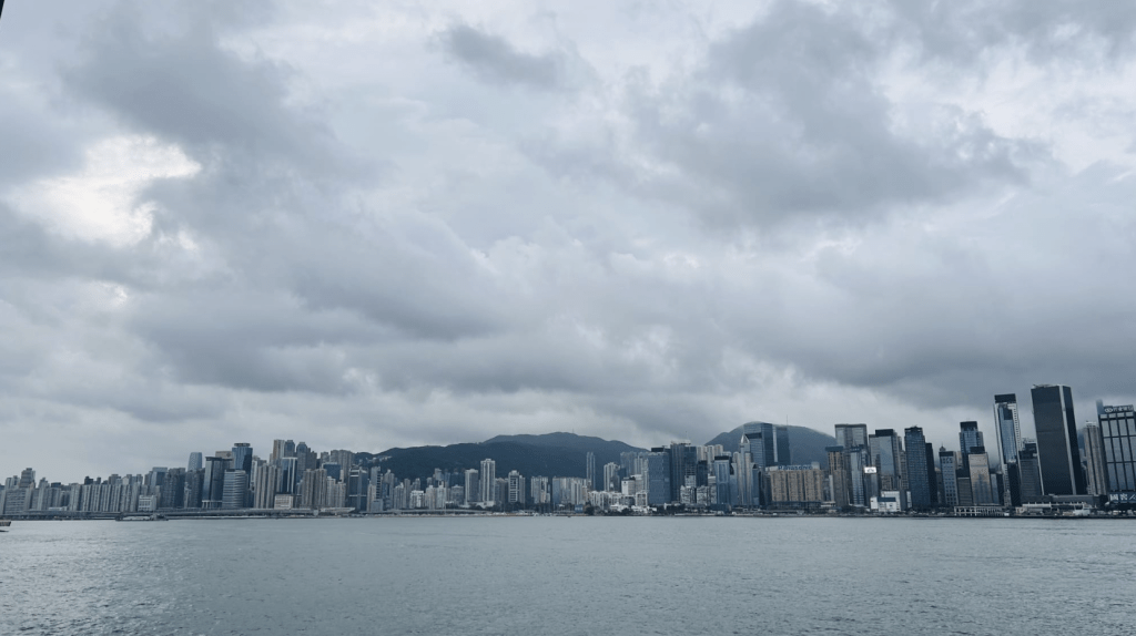 本港地區今日大致多雲,間中有驟雨及幾陣雷暴。蔡楚輝攝 本港地區今日大致多雲,間中有驟雨及幾陣雷暴。蔡楚輝攝