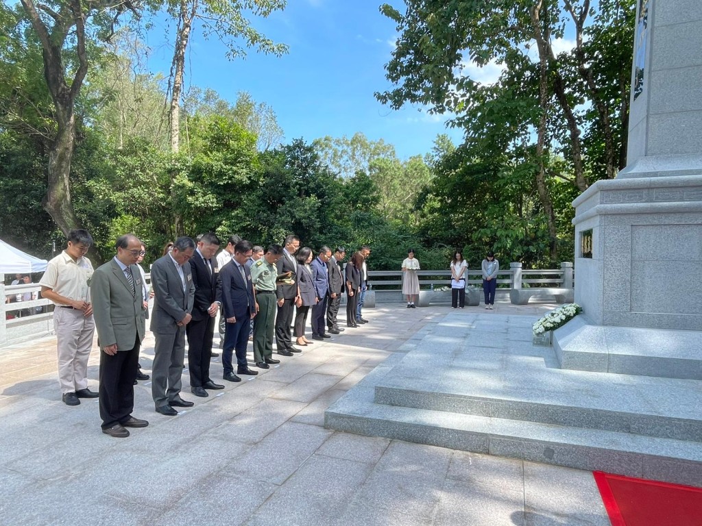 麦美娟与一众嘉宾及师生，向当年乌蛟腾村众多抗日先烈，致以最崇高的敬意。民青局fb