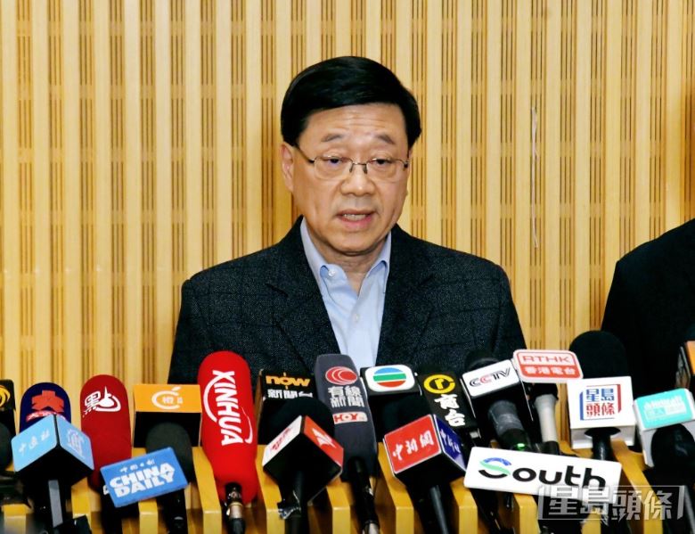 李家超明日上午8時聯同主要官員、行政會議非官守議員及公務員在政府總部默哀3分鐘，沉痛哀悼在大埔火災不幸罹難的人士。資料圖片