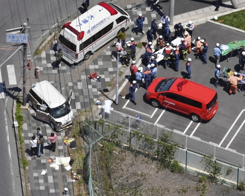 日本滋賀縣大津市琵琶湖附近，周三有汽車剷上行人路，撞倒一群正等候過馬路的保育園幼童及帶隊老師。　網上圖片