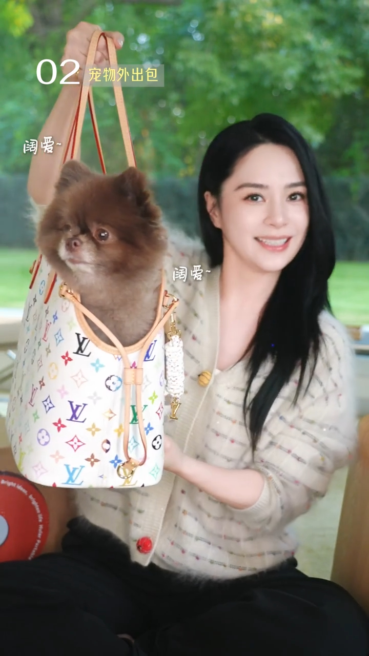 鍾欣潼溫柔地抱著Kuma，準備將牠放入LV出行包中。