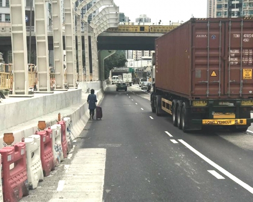 大媽在屯門公路上奔走。網民Steven Lau圖片