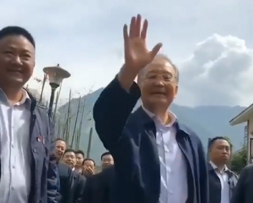 溫家寶獲民眾歡迎。網上圖片