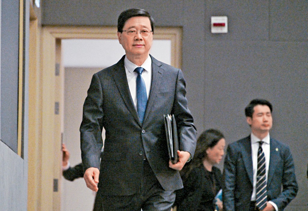李家超表示，香港的大門已為在美國受到歧視和不公平對待的學生而打開。