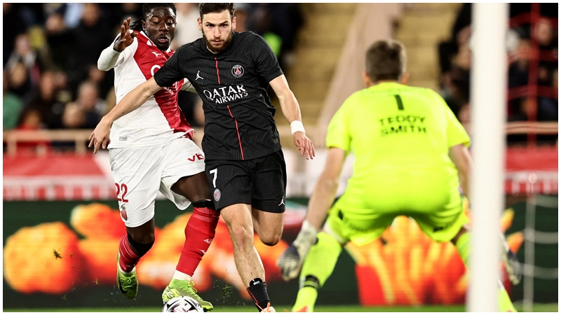 基華拉斯基利亞上輪射入金球，盡顯級數。REUTERS