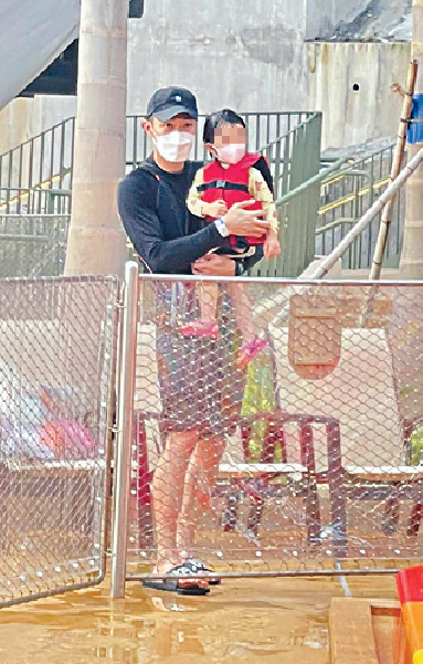 ■周柏豪防疫意識高，與囡囡一直戴住口罩睇人滑天梯。
