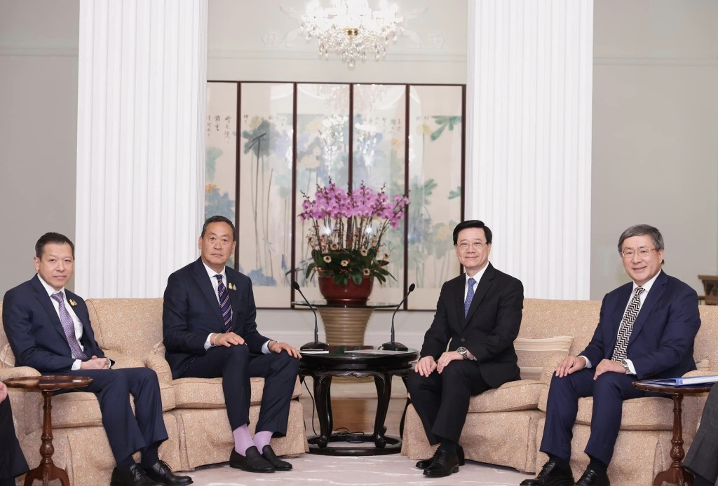 李家超（右二）在禮賓府與泰國總理賽塔（右三）會面，政務司副司長卓永興（右一）參與。李家超fb