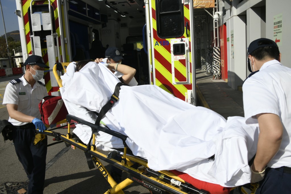 傷者送院治理。 傷者送院治理。