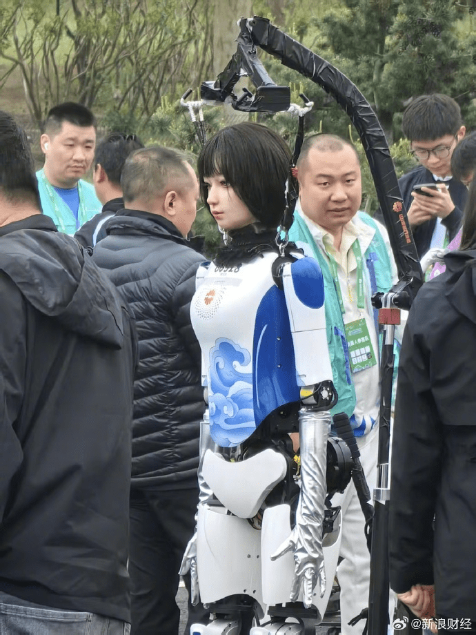 全球首個人形機械人半馬北京亦莊開跑,唯一「女」機械選手。新浪財經 全球首個人形機械人半馬北京亦莊開跑,唯一「女」機械選手。新浪財經
